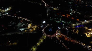 Parlayan şehir. Suriyeliler Şam 'ın orta kesimindeki Umayyad Meydanı' nda kutladılar. 