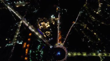 Parlayan şehir. Suriyeliler Şam 'ın orta kesimindeki Umayyad Meydanı' nda kutladılar. 