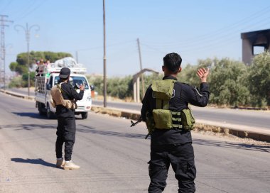 Suriye güvenlik güçleri sivilleri korumak için Dürzü şehri Sweida 'ya konuşlandı. Suriye 'de mezhep çatışmaları. Suriye 15 Temmuz 2025