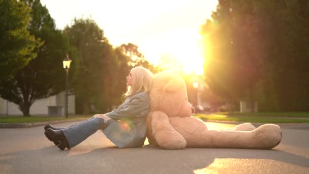 Blonde Girl Sit Street Big Bear Toy Sunset Time Beautiful — Wideo stockowe