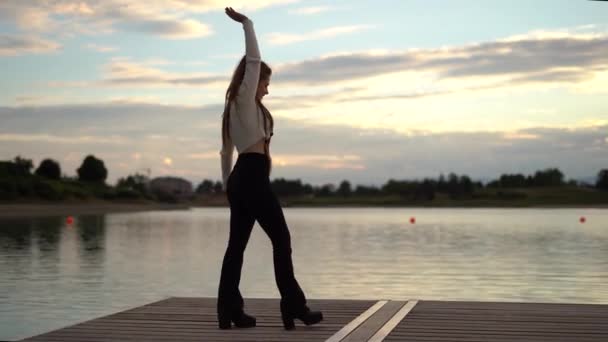 Brunette Female Try Make Wheel Sunset View Lake Background High — Stok video