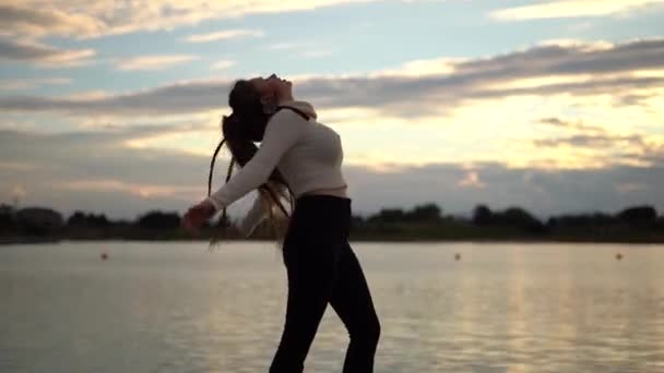 Brünette Sexy Mädchen Winken Ihre Zöpfe See Sonnenuntergang Hintergrund Hochwertiges — Stockvideo