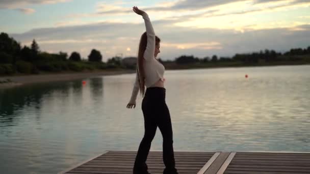 Brunette Girl Make Wheel Platform Lake Sunset Time White Black — Video