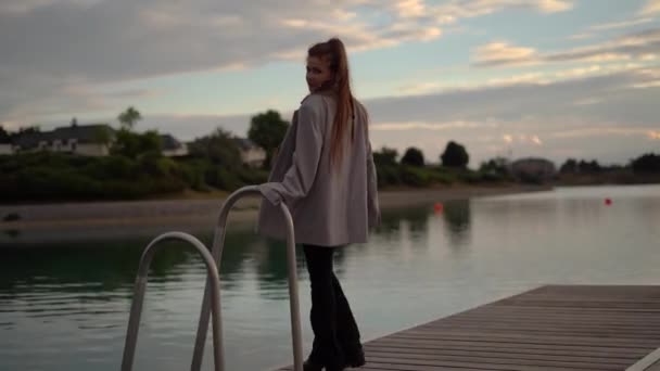 Göller Platformunda Yürüyen Seksi Esmer Kız Gülümsüyor Gün Batımında Kameraya — Stok video