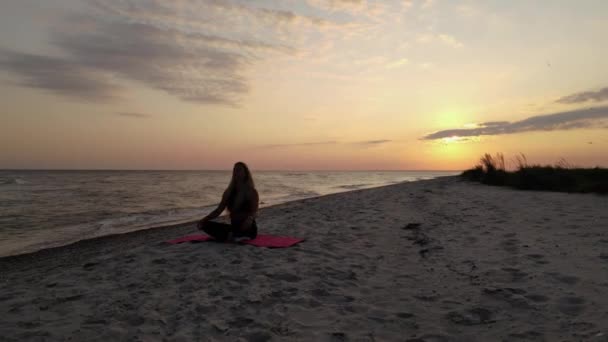 Дівчина Сидить Позі Лотоса Перед Морем Влітку Заході Сонця Здоровий — стокове відео