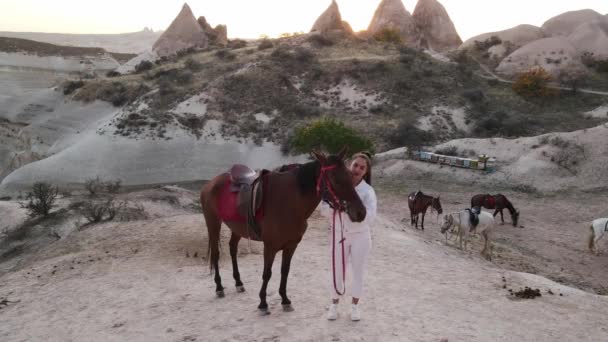 Девушка Каштановой Лошадью Каппадокии Панорамный Вид Белая Одежда Высококачественные Кадры — стоковое видео