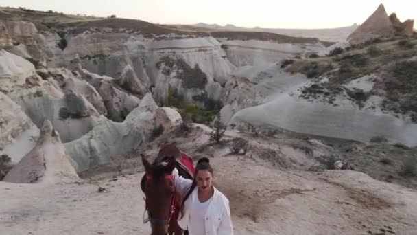 Mooi Meisje Met Kastanjebruin Paard Cappadocië Geweldig Panoramisch Uitzicht Lucht — Stockvideo