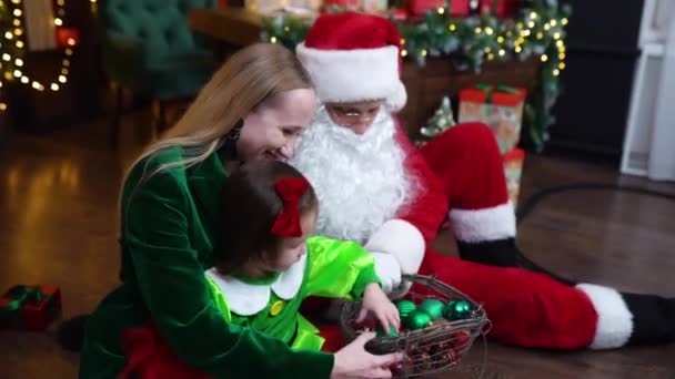 Mariupol Ucrania 2021 Feliz Madre Hija Sentado Con Santa Claus — Vídeos de Stock