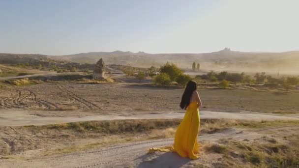 View Girl Long Yellow Dress Turn Mountains Cappadocia Sunset Full — Stockvideo