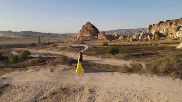Panoramische Drone View Beelden Van Meisje Een Lange Gele Jurk — Stockvideo