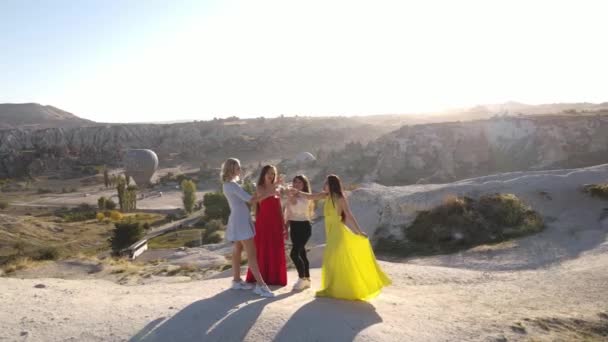 Meninas Vestido Diferente Capadócia Com Brindes Champanhe Sunset View Drone — Vídeo de Stock
