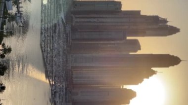 Dubai, BAE 'de günbatımında altın çerçeveli panoramik Dubai siluetinin inanılmaz hava manzarası, dikey video. Yüksek kaliteli FullHD görüntüler
