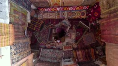 Kapadokya 'da Türkiye' nin ulusal halılarında iki kızı döndürmek, hava manzarası, insansız hava aracı görüntüleri. Yüksek kaliteli FullHD görüntüler