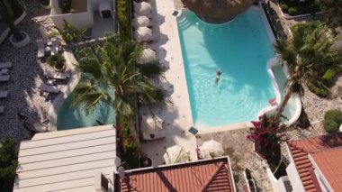 Lüks otel havuzunda yüzen kadın drone görüntüsü, Oludeniz, yaz mevsimi yüksek kaliteli FullHD insansız hava aracı görüntüleri.