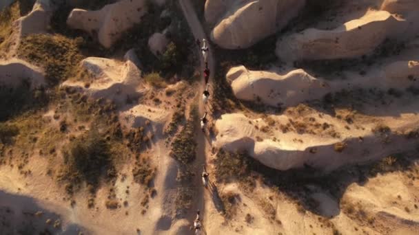在Cappadocia 人们骑马的神眼镜头 全景日落 优质Fullhd无人机画面 — 图库视频影像