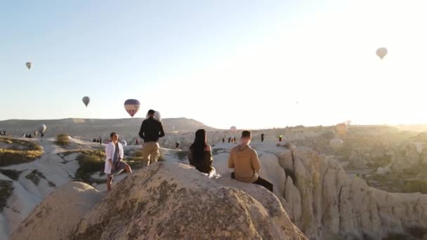 Menschen Die Auf Felsen Kappadokiens Sitzen Drone Panoramablick Sonnenuntergang Fotograf — Stockvideo