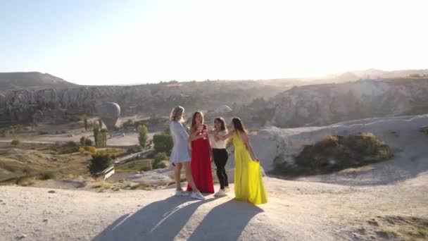 Vrouwen Juichen Valley Cappadocia Sunset View Drone Panoramische Beelden Hoge — Stockvideo