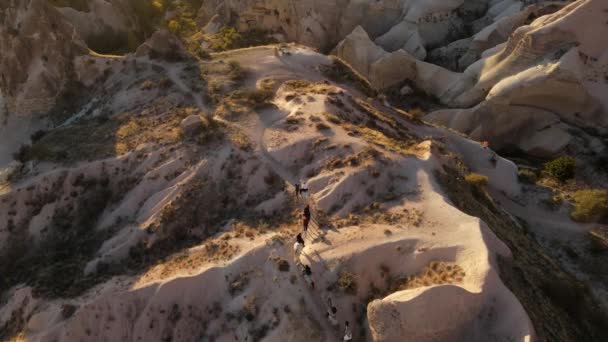 Nagranie Dronów Jazdy Ludzi Koniach Kapadocji Panoramiczny Widok Zachód Słońca — Wideo stockowe