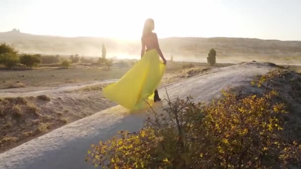 Dolly Footage Girl Walking Long Yellow Dress Mountains Cappadocia Sunset — Stock Video