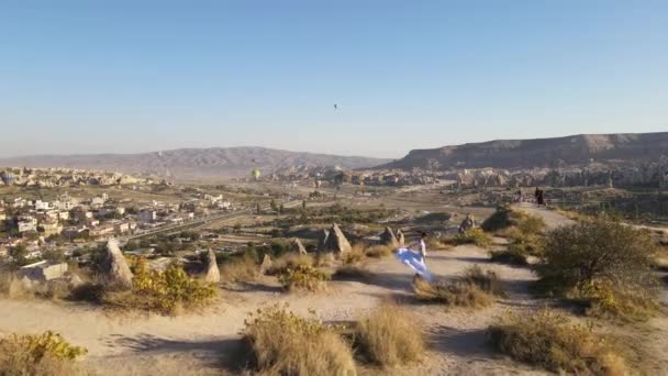Chica Caminando Girando Las Rocas Capadocia Viajando Imágenes Drones Vista — Vídeo de stock