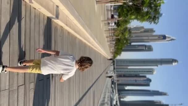 Küçük Çocuk Dubai Caddesinde Yürüyor Güzel Bir Arka Plan Gündüz — Stok video