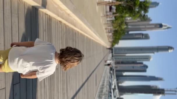 ドバイの通り 昼間の時間 美しい背景を歩く小さな男の子 高品質のフルHd映像 — ストック動画