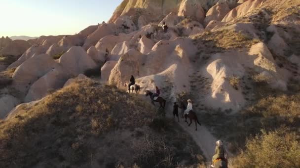 Ludzie Koniach Jeżdżą Kapadocji Panoramiczny Widok Zachód Słońca Wysokiej Jakości — Wideo stockowe