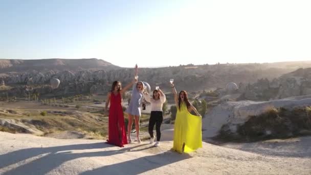 Vrouwen Vieren Met Champagne Cappadocië Kleurrijke Jurken Hete Lucht Ballonnen — Stockvideo