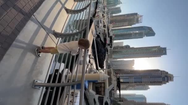 Kleiner Junge Beobachtet Dubai Moderne Gebäude Marina River Vertikales Video — Stockvideo