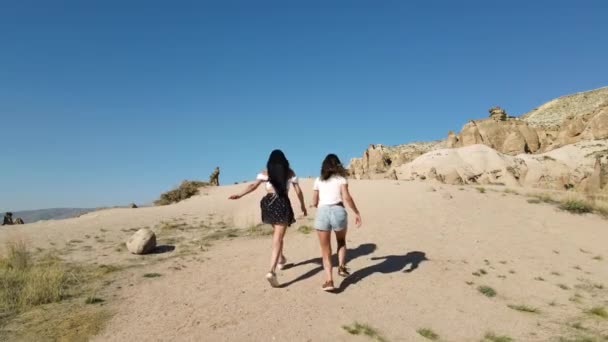 Turkey Cappadocia 2021 Achteraanzicht Van Twee Meisjes Cappadocia Drone Footage — Stockvideo