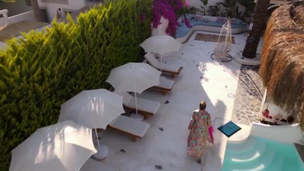 Aerial Footage Woman Walking Infinity Pool Edge Wearing Beautiful Bathrobe — Stockvideo