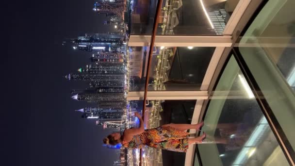 Femme Séjournant Terrasse Nuit Dubaï Vue Sur Les Bâtiments Modernes — Video