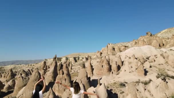 Turkey Cappadocia 2021 Two Girls Stay Dance Cappadocia Panoramic View — Vídeo de Stock