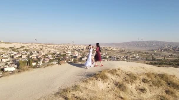 Turkije Cappadocië 2021 Drone Panoramisch Uitzicht Twee Meisjes Knuffelen Dansen — Stockvideo
