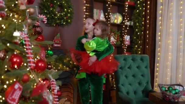 Ευτυχισμένη Μητέρα Κόρη Παρακολουθεί Και Χορεύει Κοντά Στο Χριστουγεννιάτικο Δέντρο — Αρχείο Βίντεο
