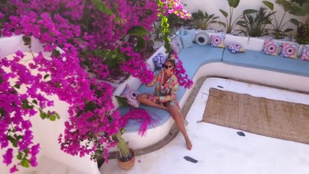 Bornozlu Bir Kadının Güzel Çiçekli Bir Otelde Tropikal Bir Otelde — Stok video