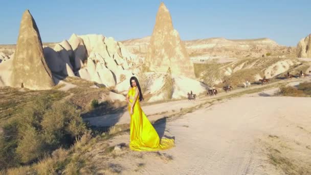 Panoramiczny Widok Drona Dziewczyny Długiej Żółtej Sukience Patrzy Kamery Szczęśliwie — Wideo stockowe