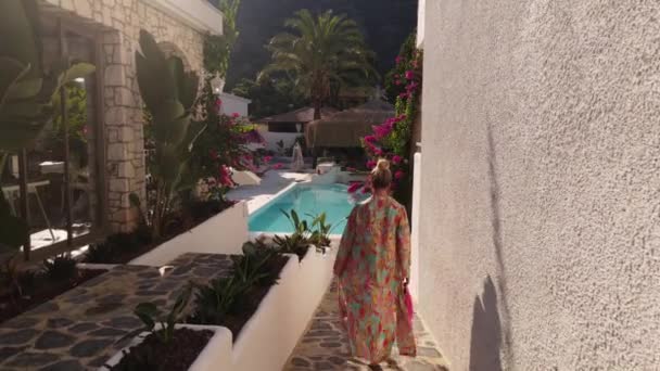 Camera Woman Bathrobe Walking Pool Hotel Oludeniz Turkey High Quality — Stockvideo