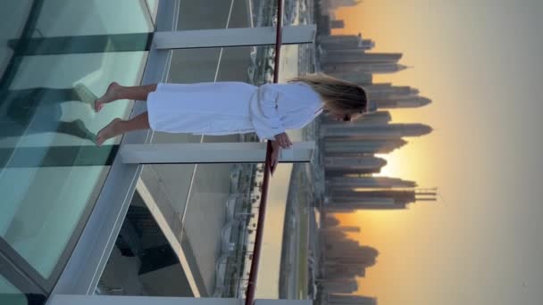 Kobieta Zatrzymująca Się Kawą Tarasie Dubaju Widok Zachód Słońca Nowoczesnych — Wideo stockowe