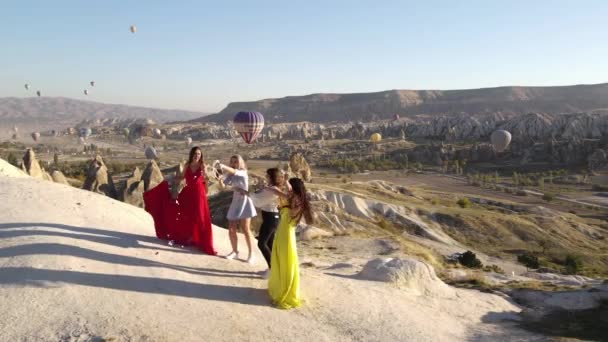 Meisjes Openen Champagne Fles Cappadocië Warme Lucht Ballonnen Achtergrond Sunset — Stockvideo