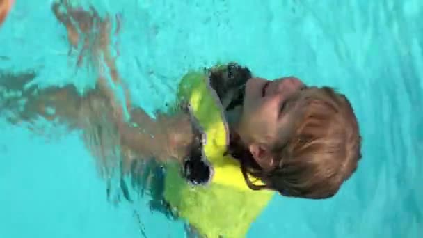 Can Yeleği Giymiş Küçük Bir Çocuk Havuzda Yüzüyor Dubai Oteli — Stok video