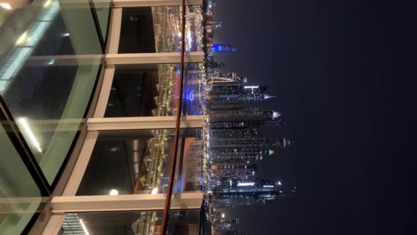 Жінка Залишається Терасі Склом Вина Нічний Час Дубай Сучасні Будівлі — стокове відео