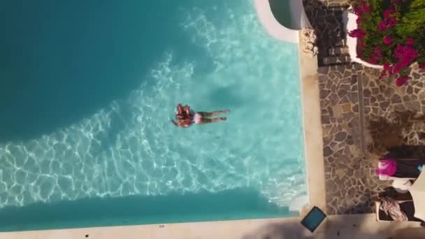 Top View Woman Swimming Pool Hotel Summer Time Oludeniz Drone — ストック動画