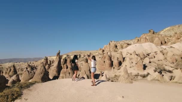 Turkije Cappadocië 2021 Twee Meisjes Die Rotsen Van Cappadocië Lopen — Stockvideo