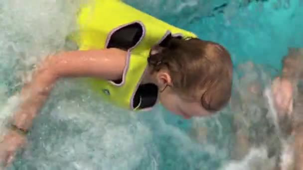 Can Yeleği Giymiş Küçük Bir Çocuk Babasıyla Bir Havuzda Yüzüyor — Stok video