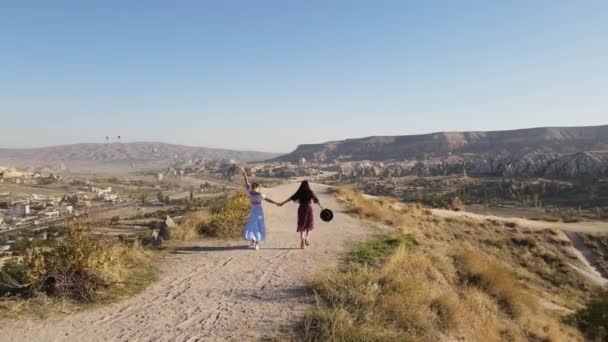 Turkey Cappadocia 2021 Two Girls Happy Walking Cappadocia Valley Turkey — Vídeo de Stock