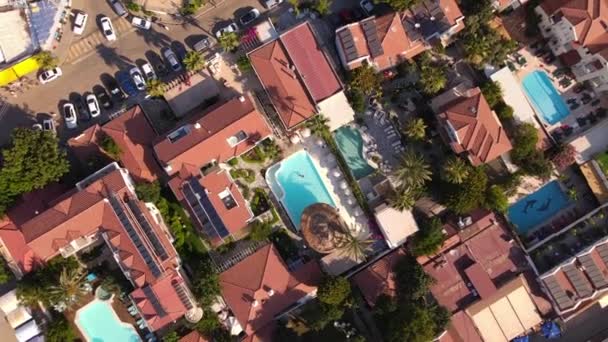 Schöne Drohnenaufnahmen Vom Hotelpool Mit Panoramablick Und Der Stadt Oludeniz — Stockvideo