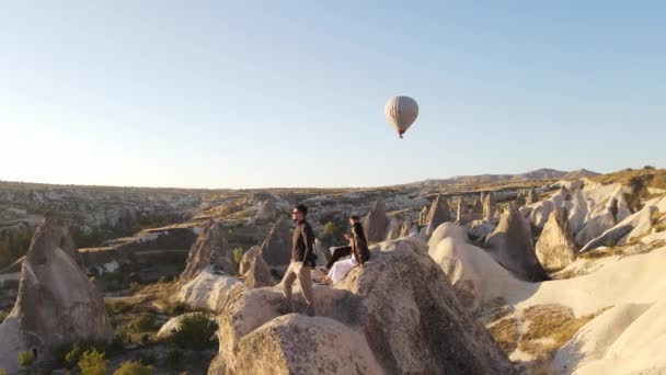 Photographer Stay People Rocks Cappadocia Drone Panoramic View Sunset Time — Stockvideo
