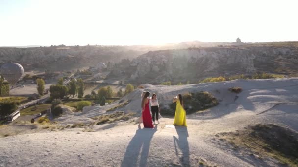 Girls Drink Champagne Cappadocia Hot Air Balloons Background Sunset View — 비디오