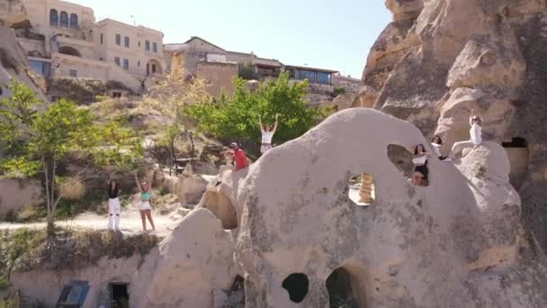 Turkey Cappadocia 2021 Drone Panoramic View Group People Wave Hands — Stockvideo